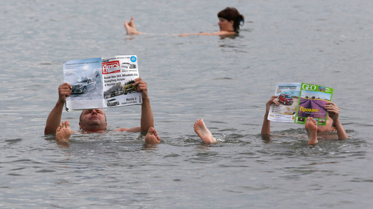 Los rusos viajan a Jakasia para bañarse en el agua curativa del lago Tus