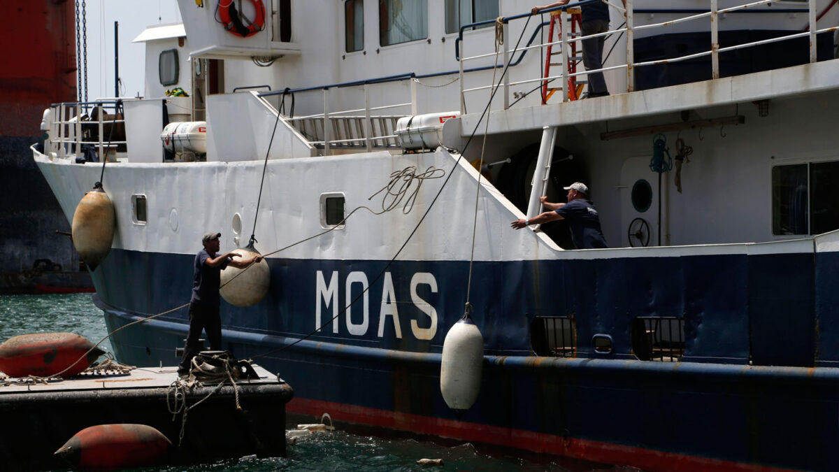 Dos filántropos compran un barco para rescatar a los inmigrantes que llegan a la costa italiana