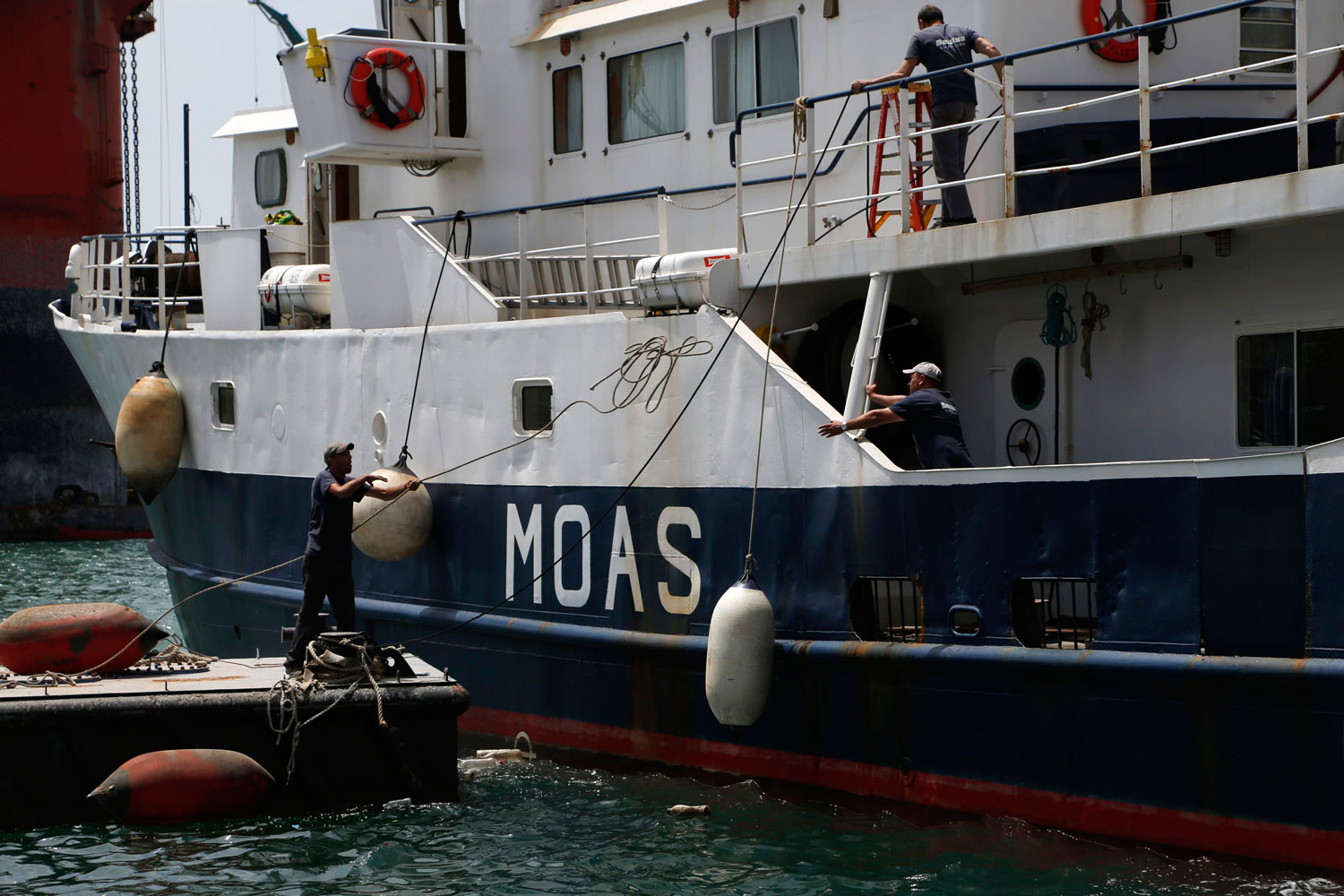 Dos filántropos compran un barco para rescatar a los inmigrantes que llegan a la costa italiana