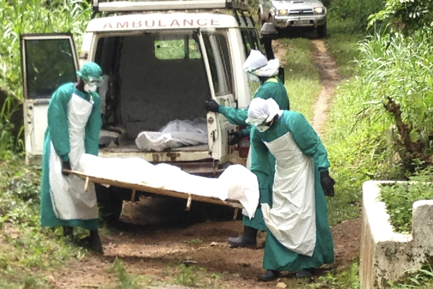 El jefe médico contra el ébola, Umar Khan, contrae el virus contra el que luchaba