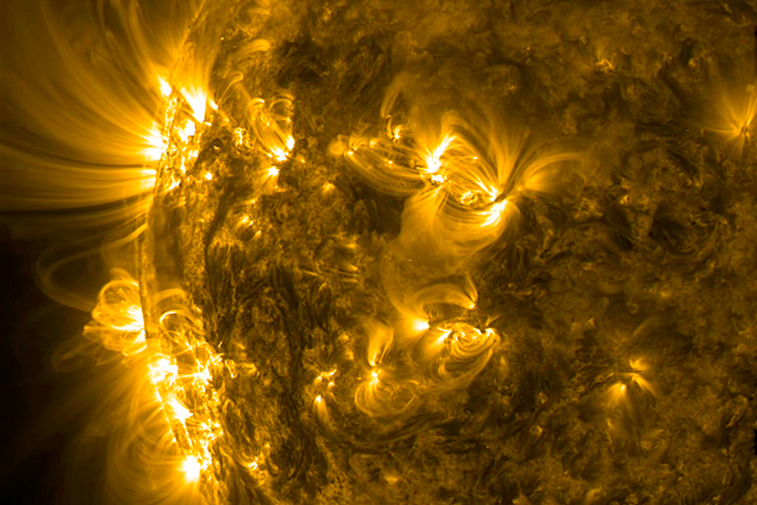 SDO capta dos activas regiones solares en plena efervescencia