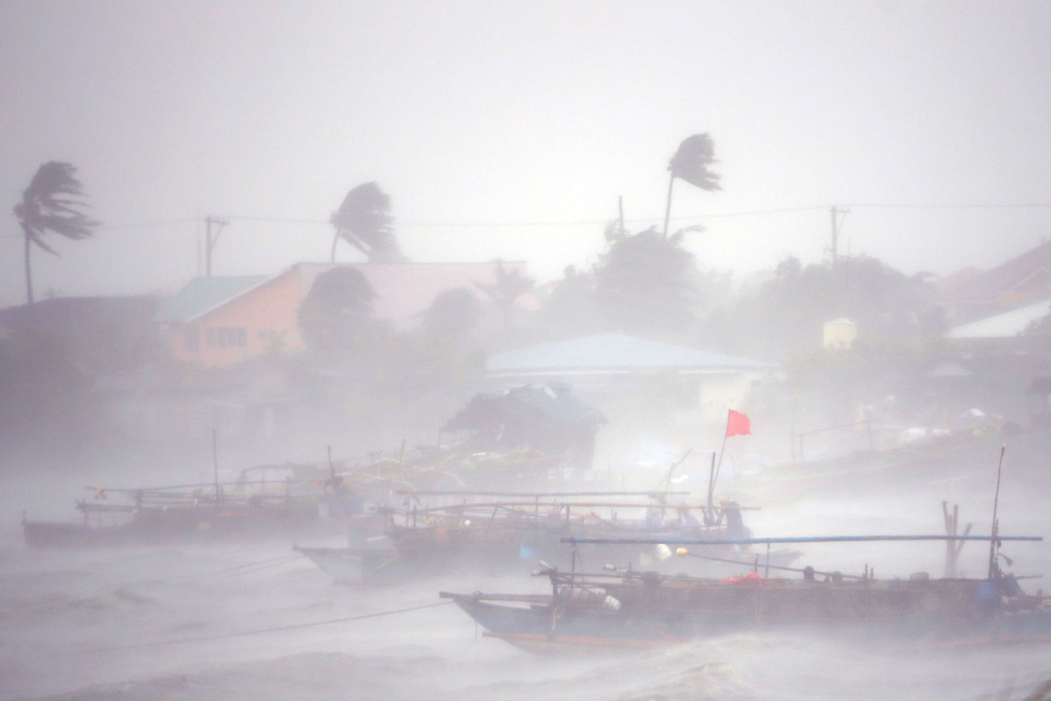 Al menos 15 muertos tras el paso del tifón 'Rammasun' por Filipinas