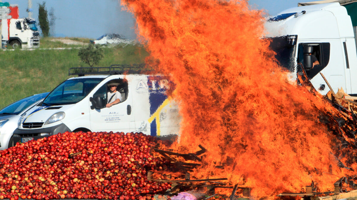 Varios camiones de melocotón español, bloqueados tres horas por agricultores franceses