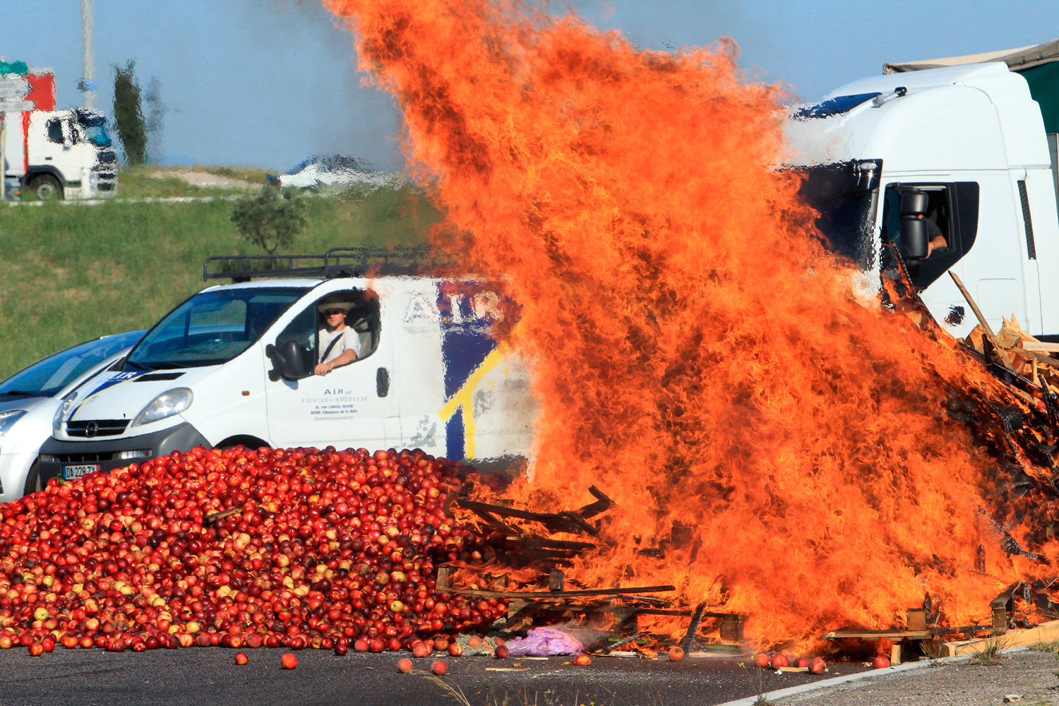 Varios camiones de melocotón español, bloqueados tres horas por agricultores franceses
