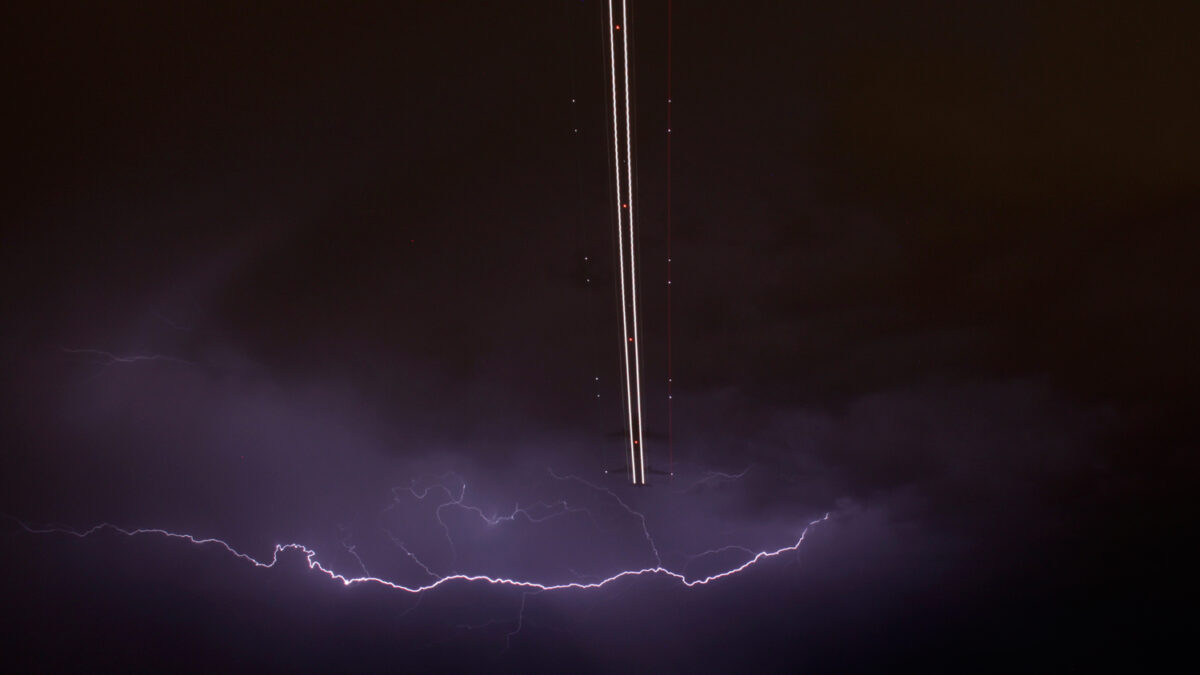 Un avión despega en Las Vegas entre truenos y relámpagos