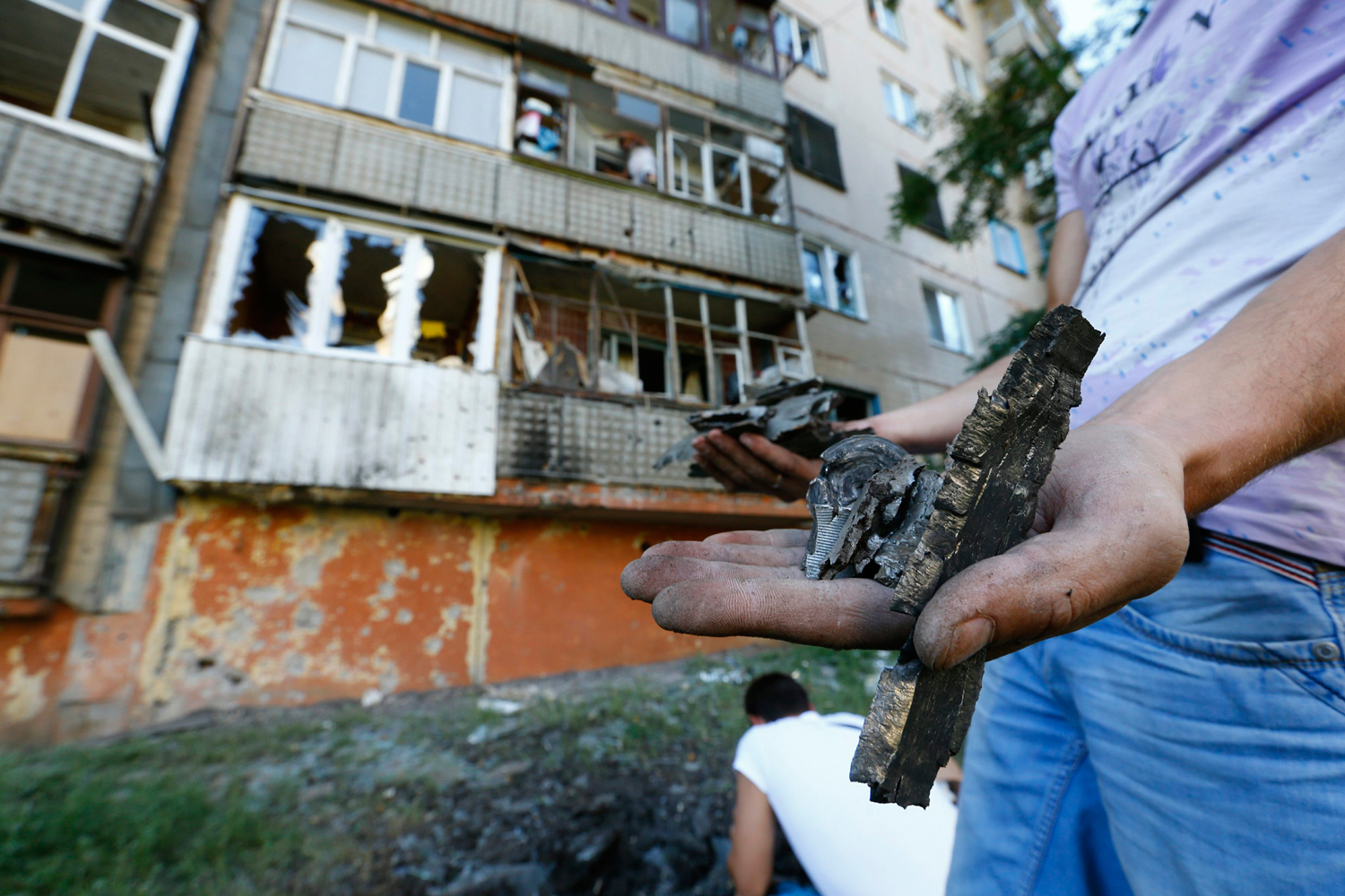 Fuerzas ucranianas atacan bases rebeldes tras poner fin al alto el fuego