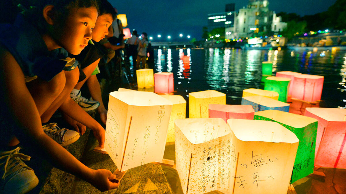 Hiroshima recuerda a los muertos en el lanzamiento de la primera bomba atómica de la historia