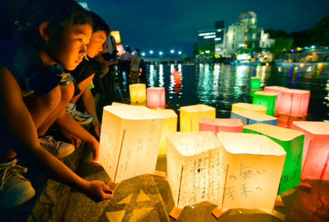 Hiroshima recuerda a los muertos en el lanzamiento de la primera bomba atómica de la historia