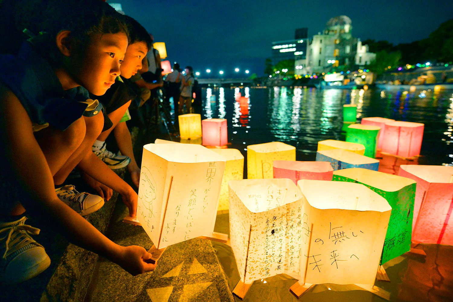 Hiroshima recuerda a los muertos en el lanzamiento de la primera bomba atómica de la historia