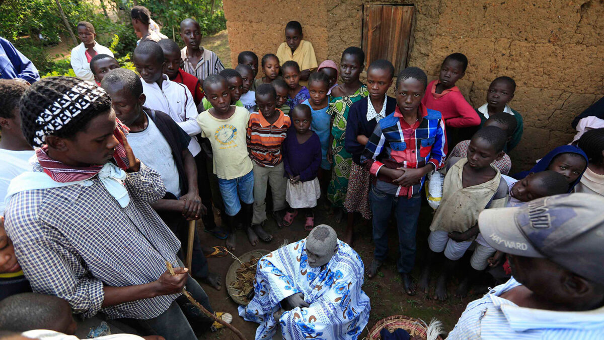 Los jovenes de la etnia Bukusu se someten al ritual de la circuncisión para pasar a la edad adulta