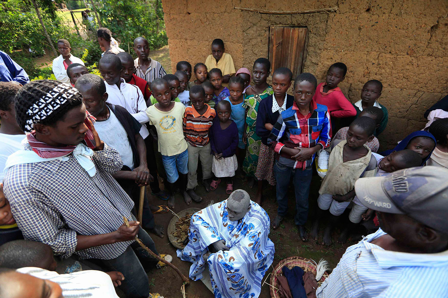 Los jovenes de la etnia Bukusu se someten al ritual de la circuncisión para pasar a la edad adulta
