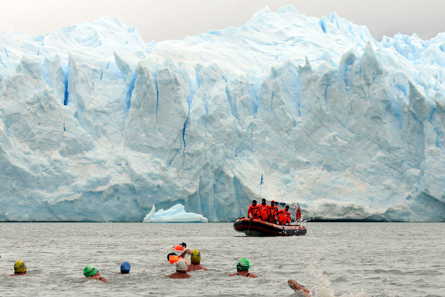 Argentina celebra el primer Festival de Natación de Invierno en el glaciar Perito Moreno