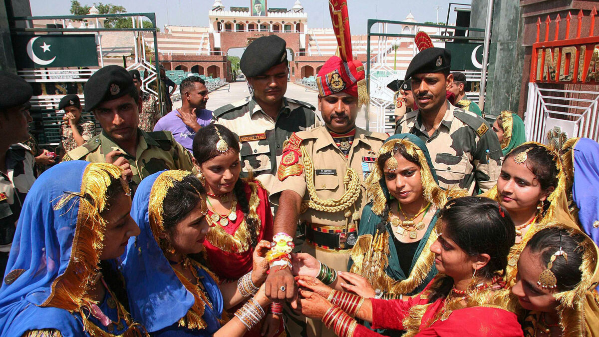 La India celebra el festival hindú Raksha Bandhan