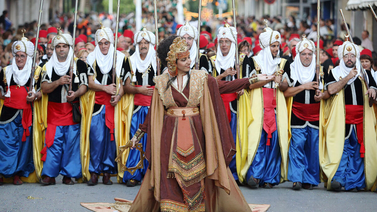 Majestuosidad y colorido en el desfile de las Fiestas de Moros y Cristianos.