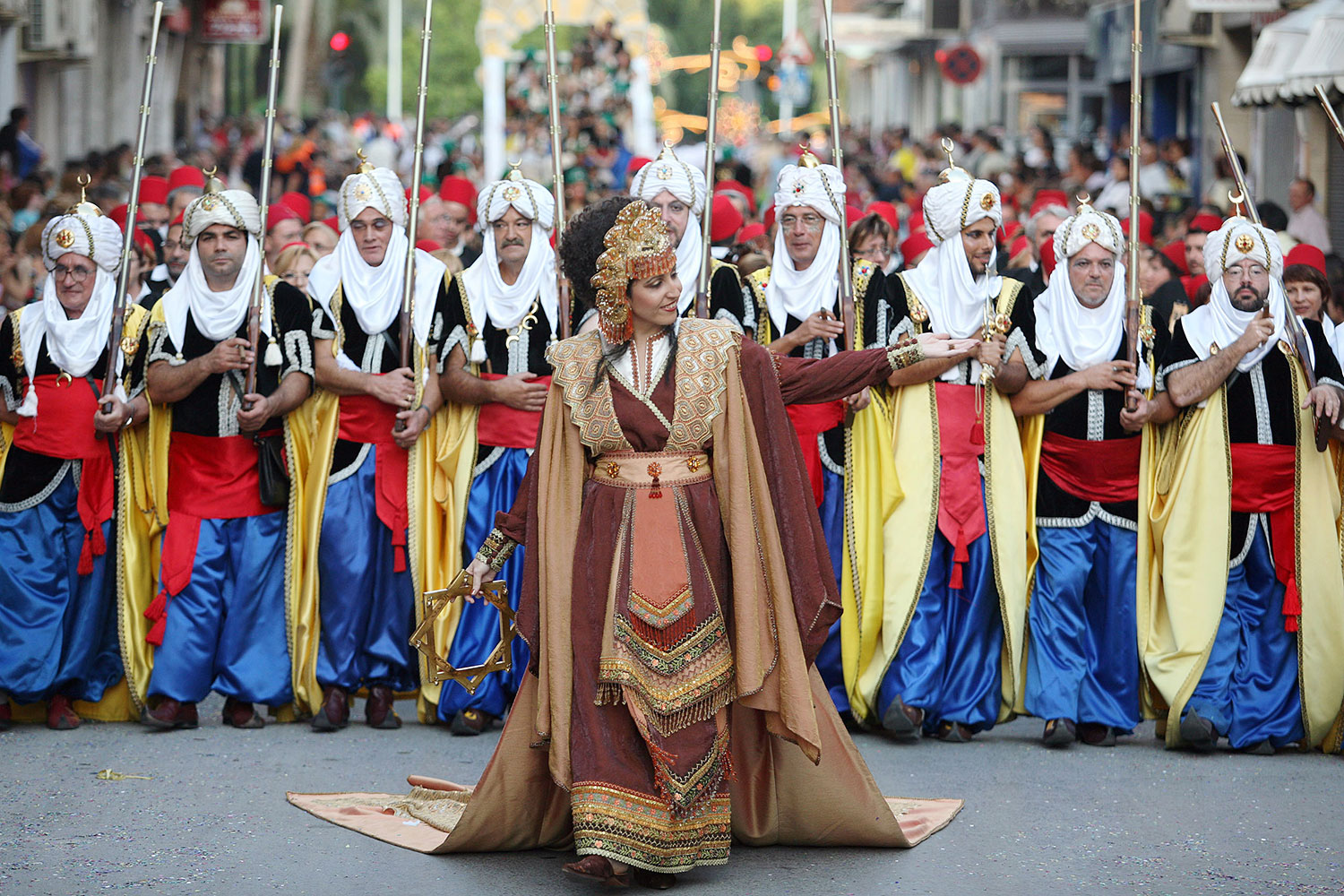 Majestuosidad y colorido en el desfile de las Fiestas de Moros y Cristianos.
