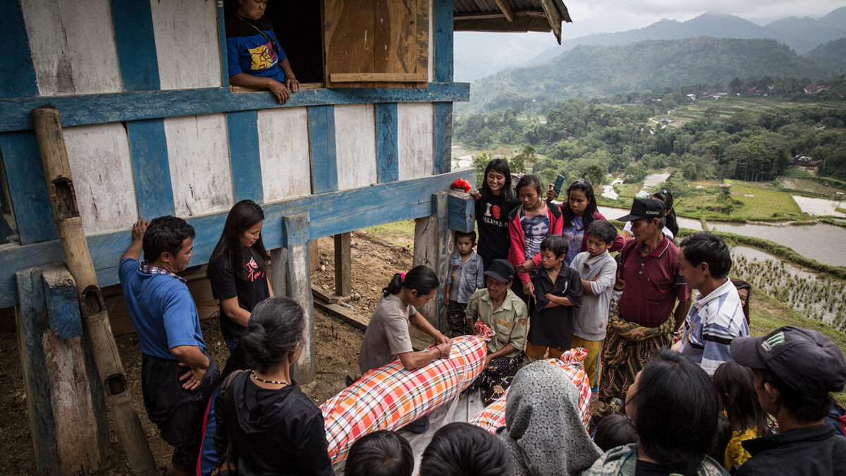 En Barrapu Village, cambian la ropa a sus antepasados muertos en el ritual Manene