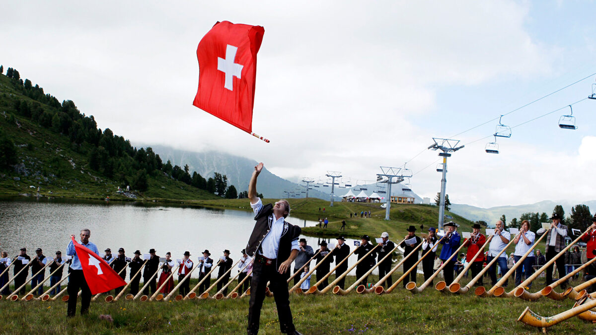 Más de 150 sopladores hacen rugir los alphorn en el Festival Internacional de Alphorn, en Suiza