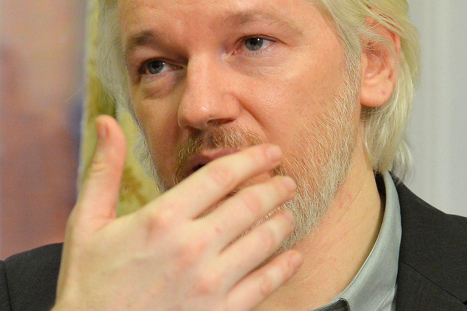 Assange dice que saldrá de la embajada ecuatoriana "pronto"