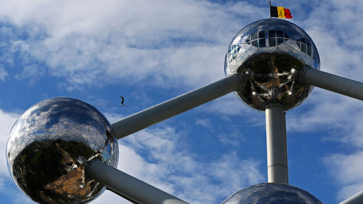 Un funambulista mantiene el equilibrio entre las esferas del Atomium de Bruselas