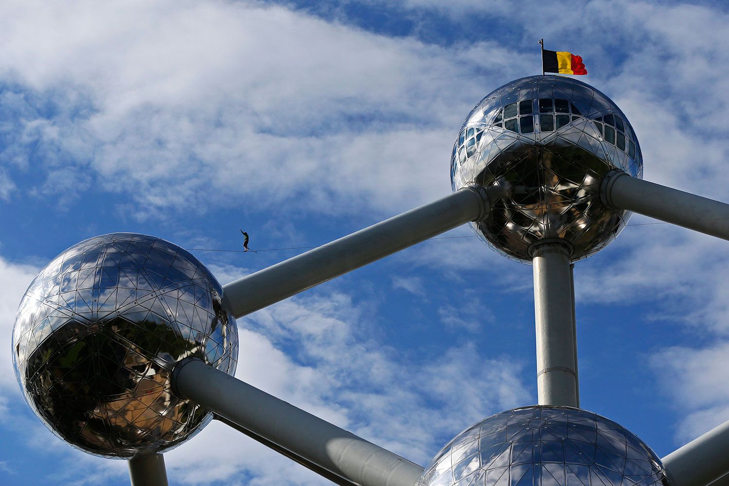 Un funambulista mantiene el equilibrio entre las esferas del Atomium de Bruselas