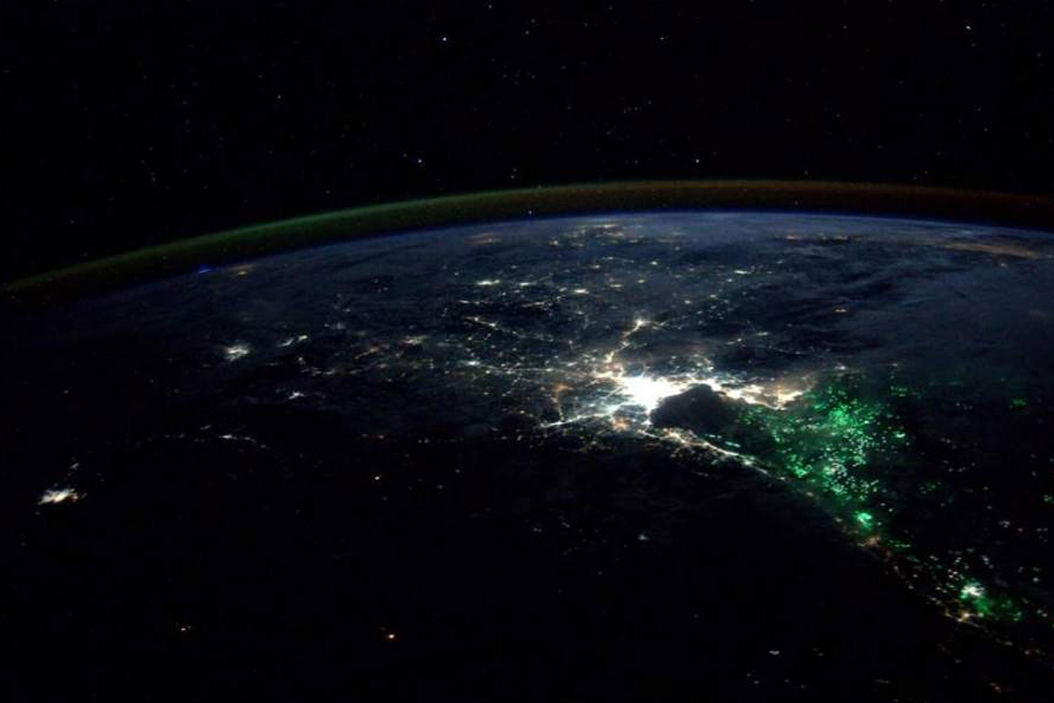 Extrañas luces verdes en el sureste asiático desconciertan a los tripulantes de la ISS