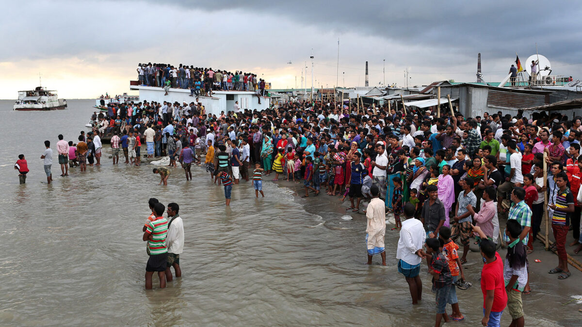 Al menos cinco muertos y más de 200 desaparecidos tras hundirse un barco en Bangladesh.