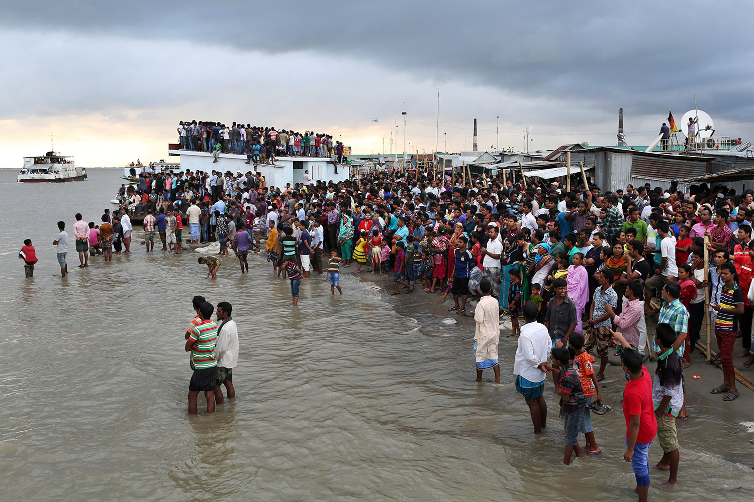 Al menos cinco muertos y más de 200 desaparecidos tras hundirse un barco en Bangladesh.