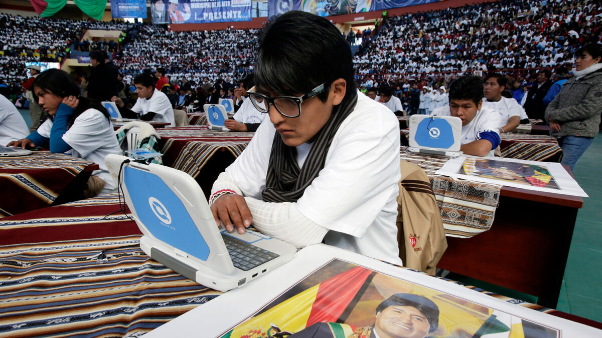 Bolivia dona odenadores para acercar las tecnologías a las instituciones educativas.