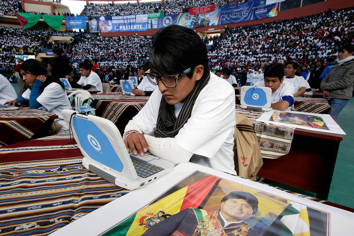 Bolivia dona odenadores para acercar las tecnologías a las instituciones educativas.