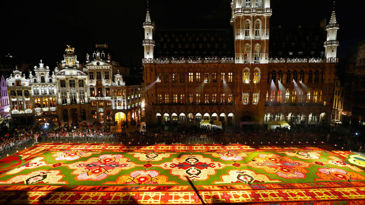 Una alfombra de flores cubre la Grand Place de Bruselas