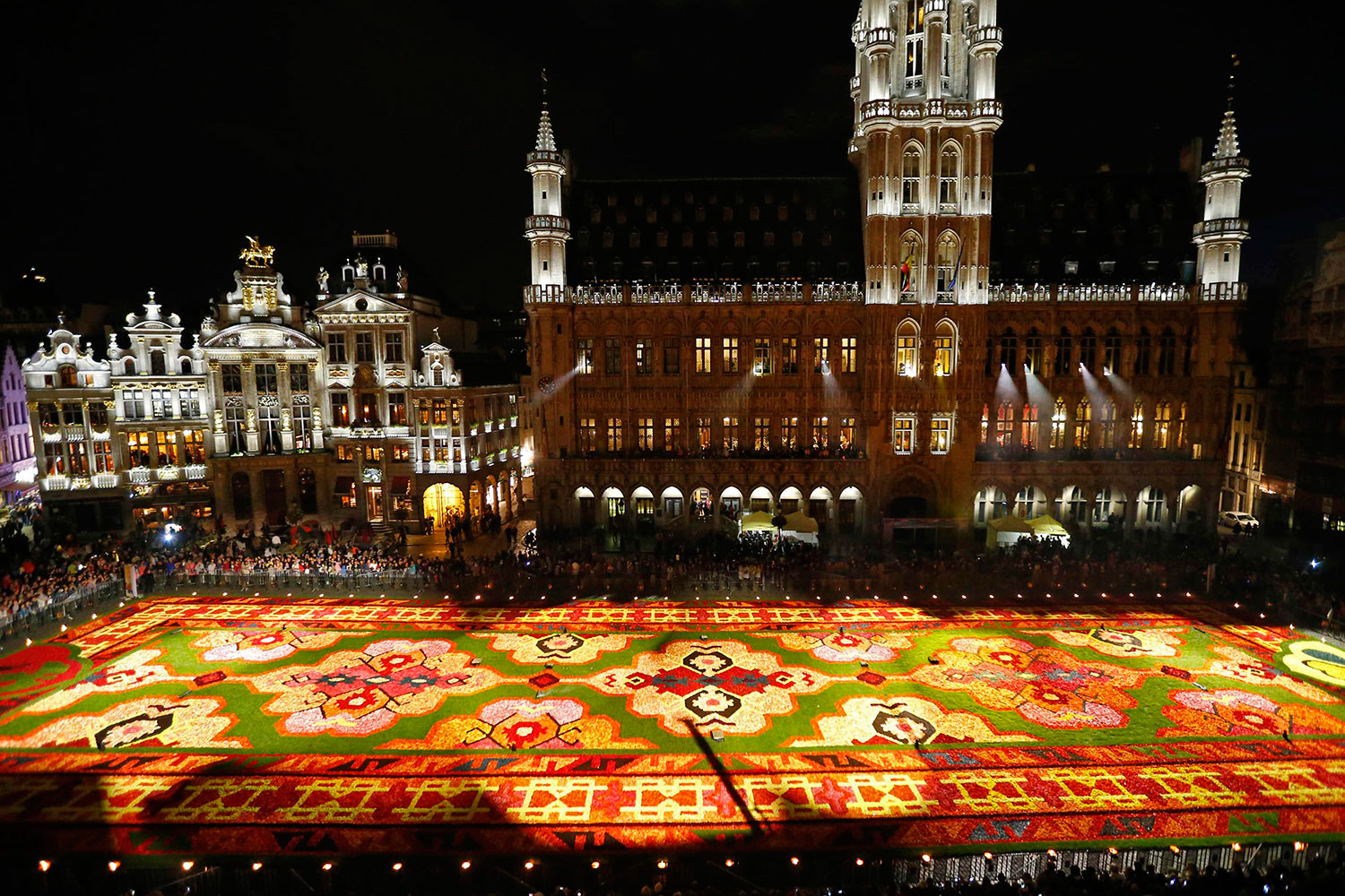 Una alfombra de flores cubre la Grand Place de Bruselas