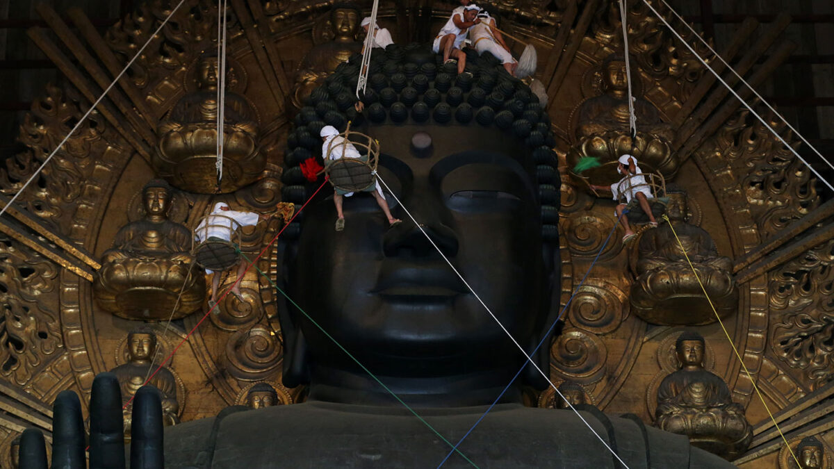 Cien monjes budistas sacan brillo a la estatua del Gran Buda