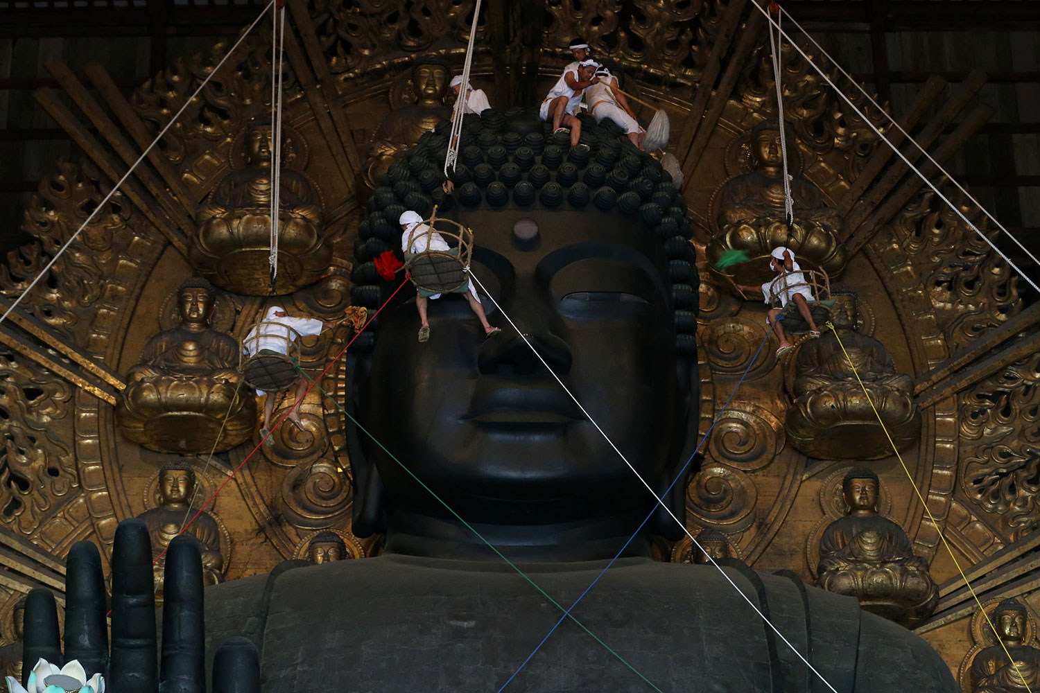 Cien monjes budistas sacan brillo a la estatua del Gran Buda