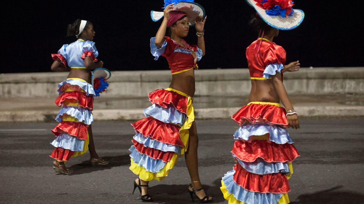 El carnaval inunda de color y alegría el Malecón