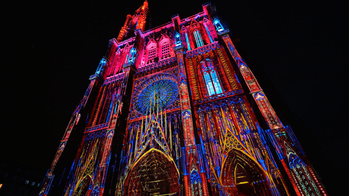 La capital de Notre-Dame de Estrasburgo se llena de luces de colores