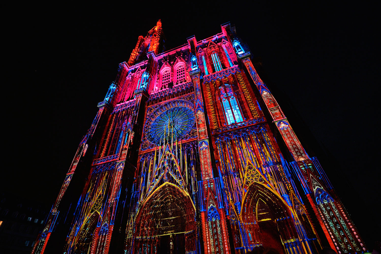 La capital de Notre-Dame de Estrasburgo se llena de luces de colores
