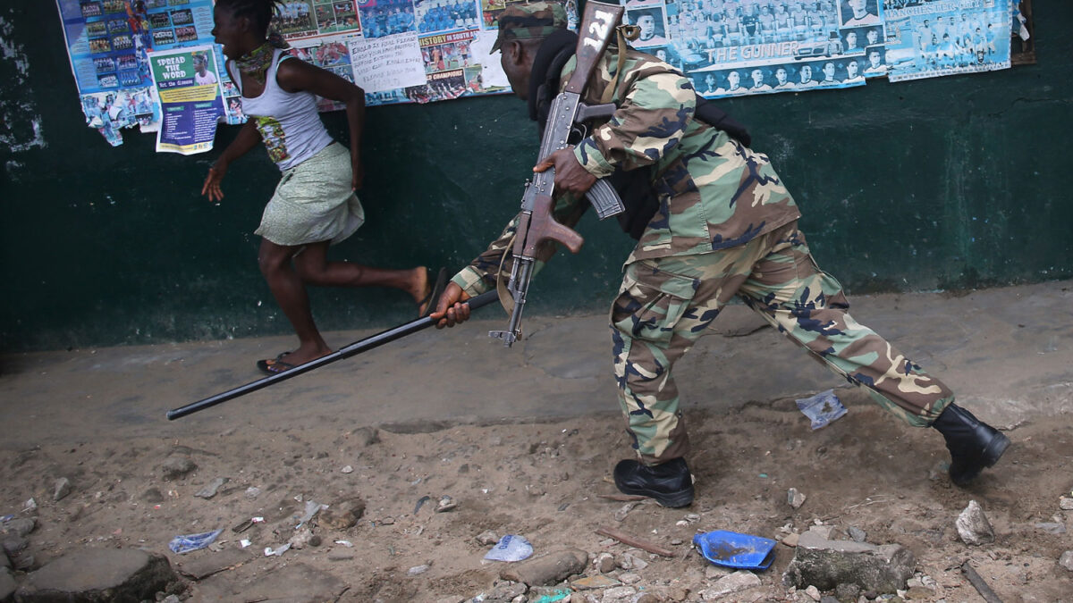 Liberia decreta una jornada de toque de queda y pone dos barrios en cuarentena por el virus de Ébola