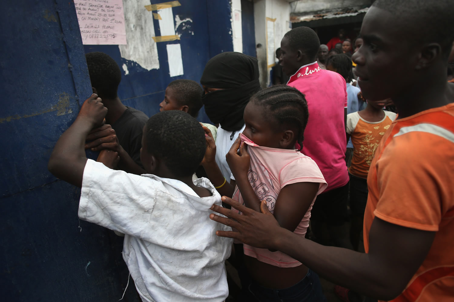 Decenas de enfermos de ébola huyen de un centro de aislamiento en Liberia