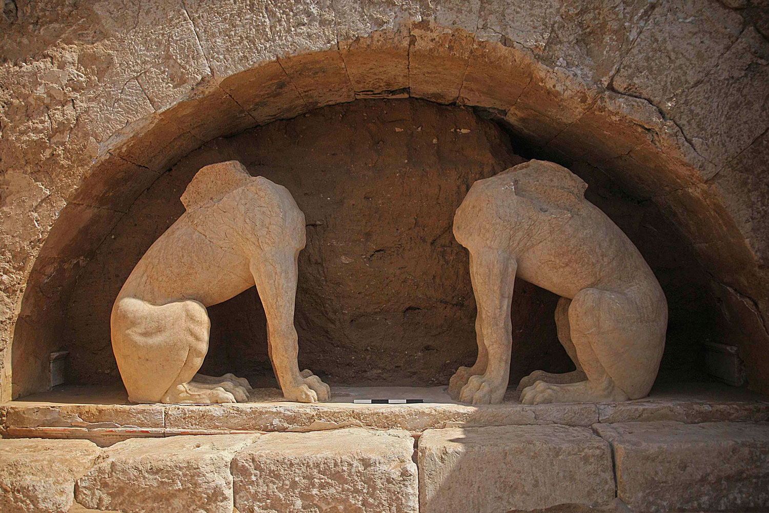 Descubren una tumba masiva en Anfípolis
