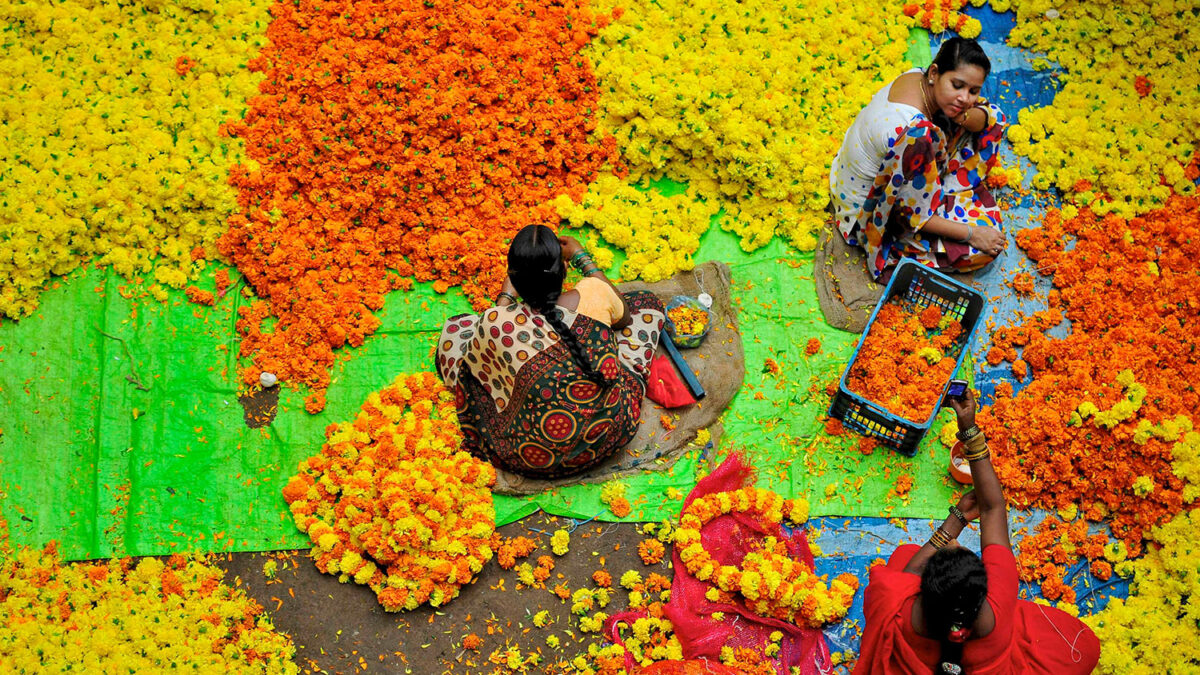 Cosen y trenzan las flores artesanalmente en Bangalore.