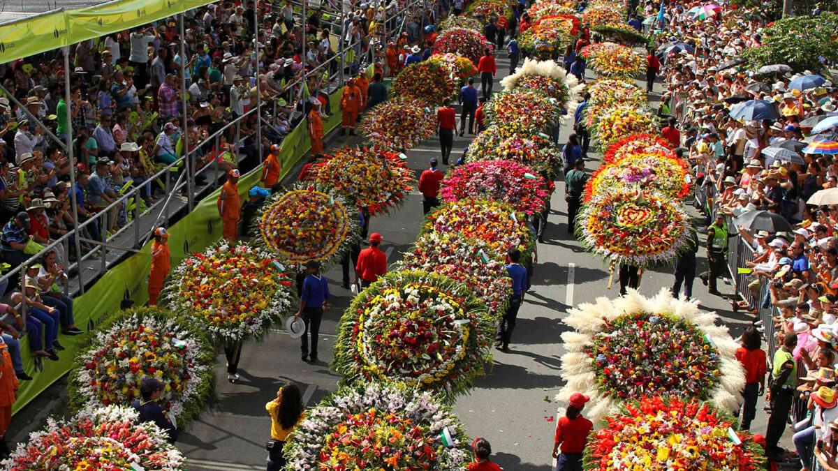 Flores de mil colores inundan las calles de Medellín en el Desfile Anual de la Flor