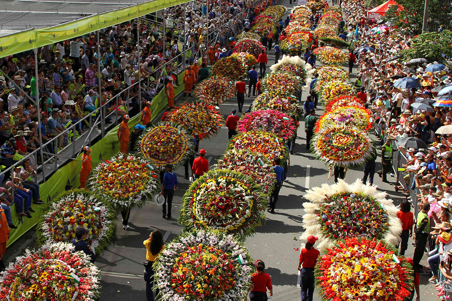 Flores de mil colores inundan las calles de Medellín en el Desfile Anual de la Flor