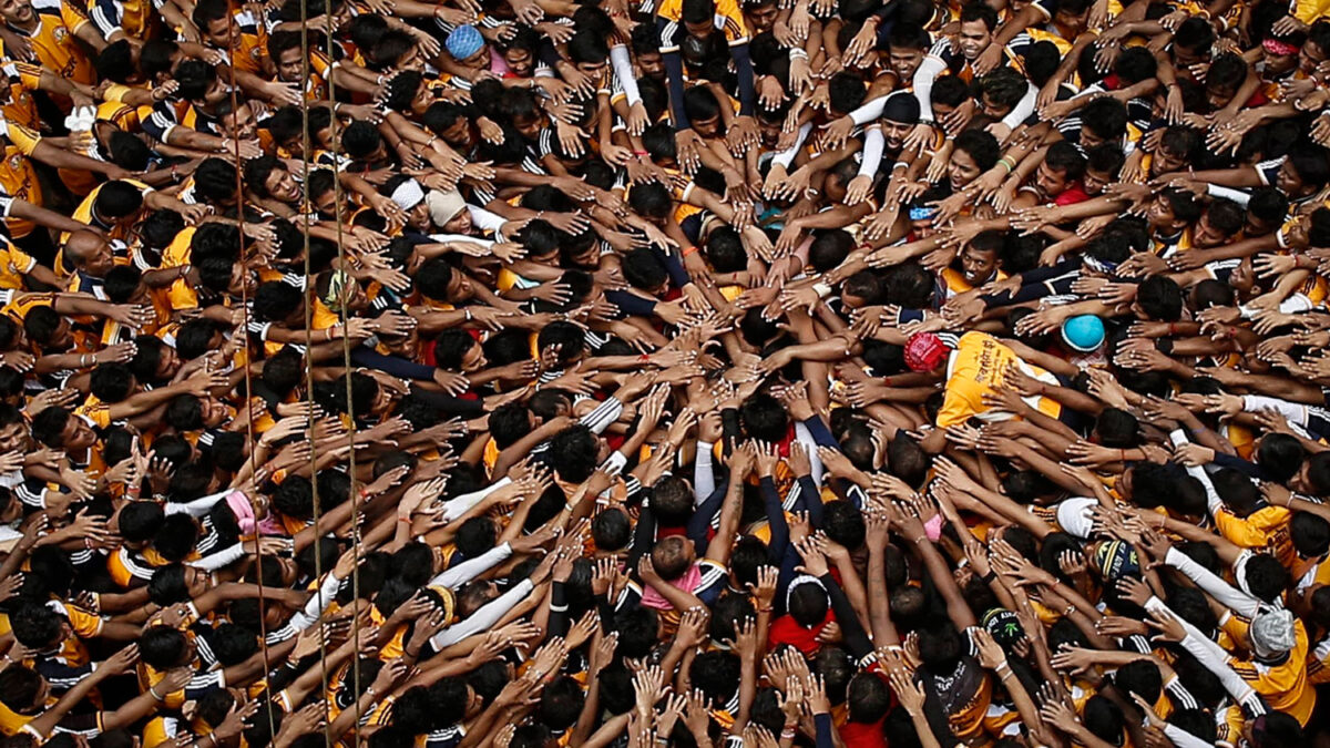 Pirámide humana para celebrar el festival hindú de Janmashtami