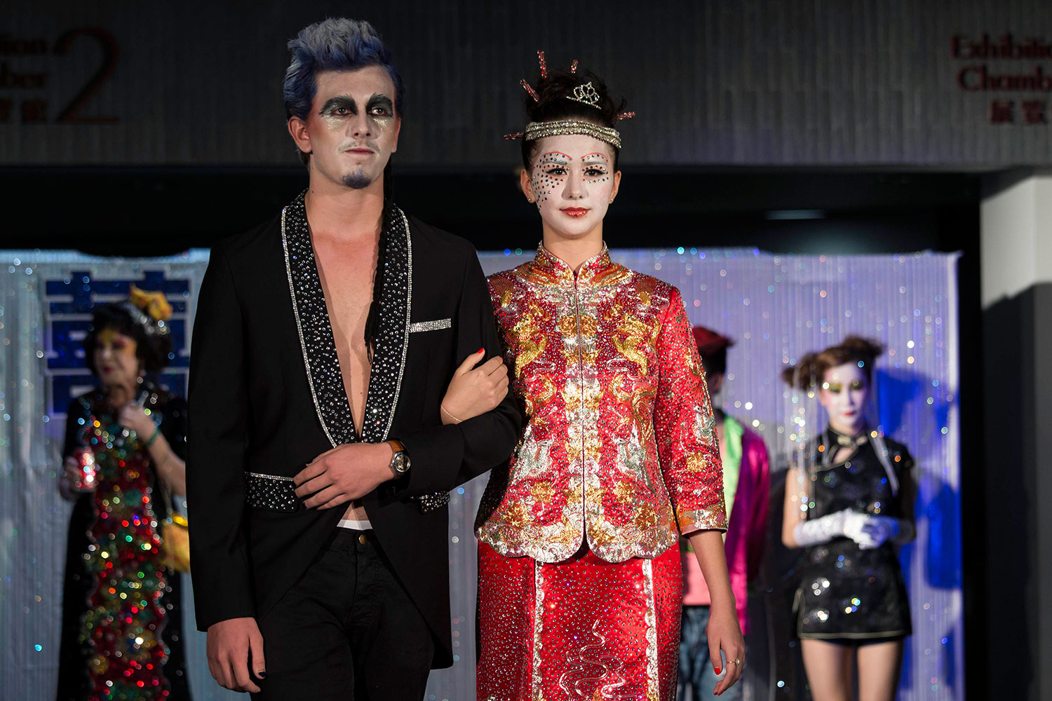 Desfile de moda funeral en el Festival Hungry Ghost chino