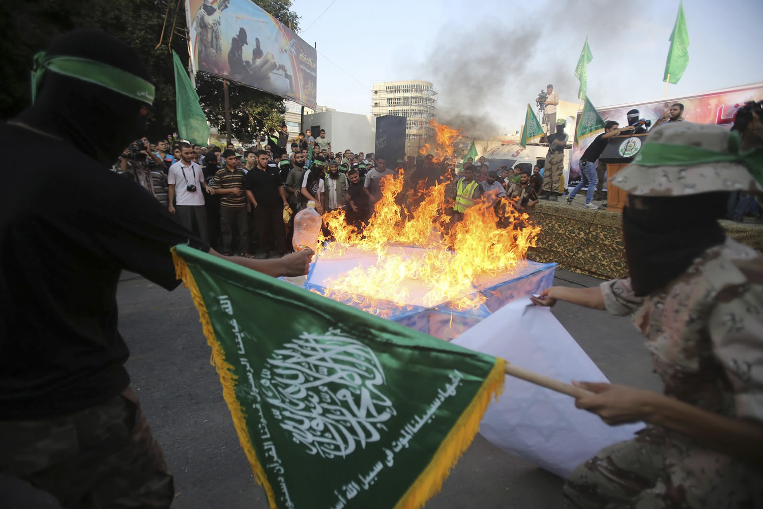 Los negociadores apuran las últimas horas de la tregua mientras Hamás e Israel se amenazan de nuevo