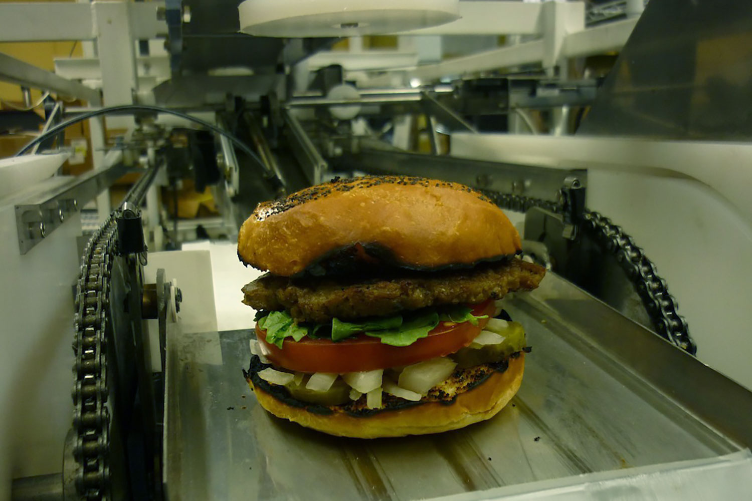 Crean un robot capaz de hacer una hamburguesa cada diez segundos