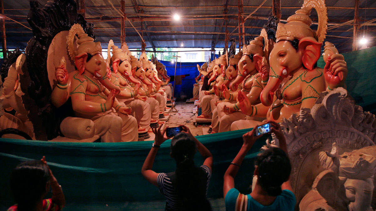 En Mumbai se preparan para venerar al dios Ganesha