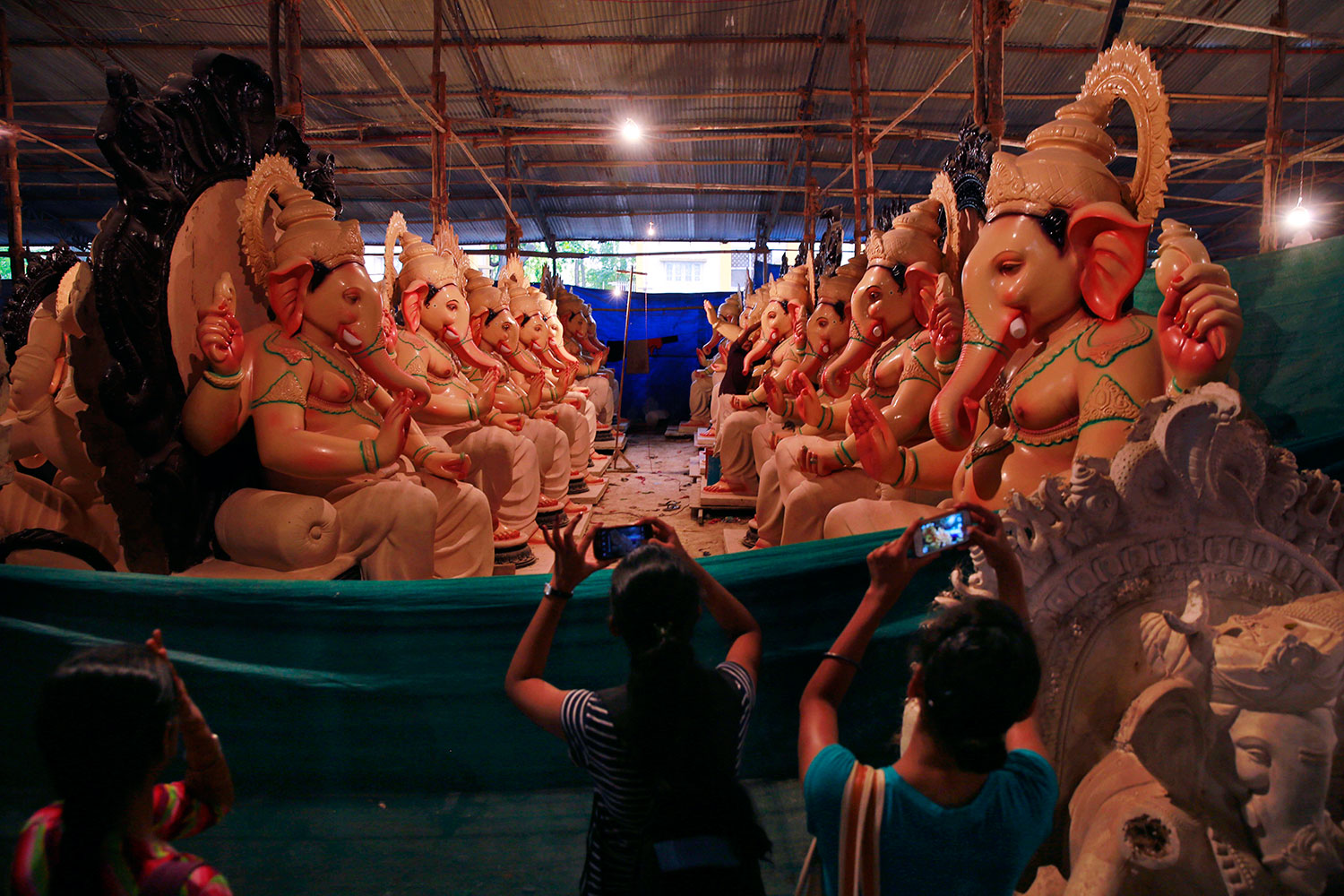 En Mumbai se preparan para venerar al dios Ganesha