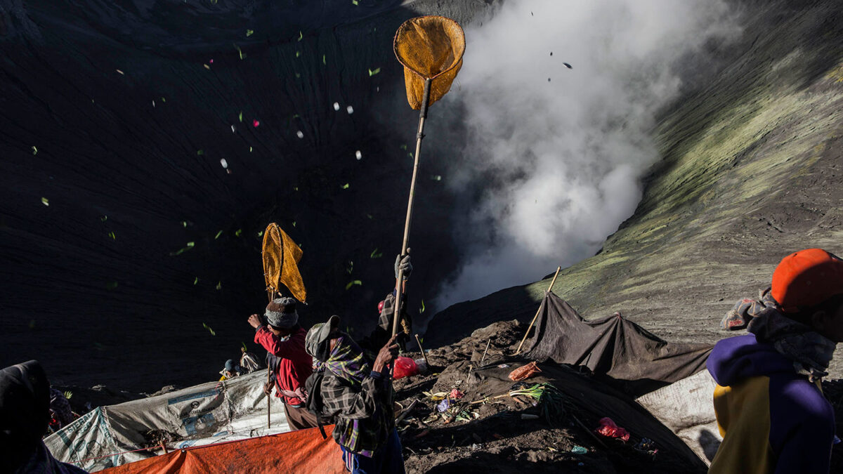 Los fieles hindúes arrojan ofrendas al volcán Bromo.