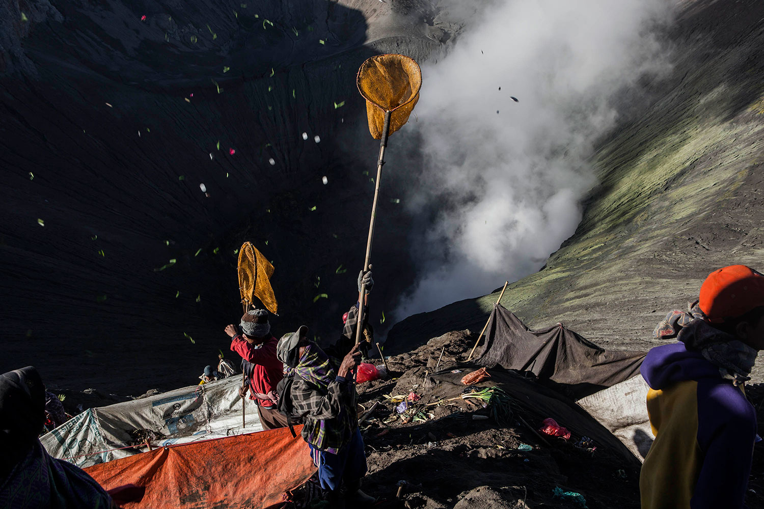 Los fieles hindúes arrojan ofrendas al volcán Bromo.